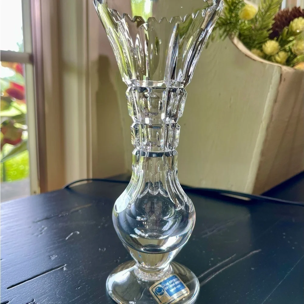 LAUSITZER, HIGH QUALITY CRYSTAL, BUD VASE. HAND CUT, 24% LEAD. 3”W X 7 1/4”H
